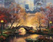 Вечерний городской парк в тумане