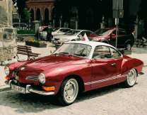 Стильная машина на улице старого города