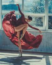 Изящная балерина в длиннополом платье