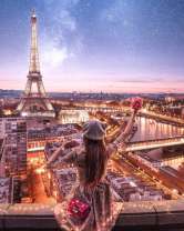 Девушка в берете на крыше ночного Парижа