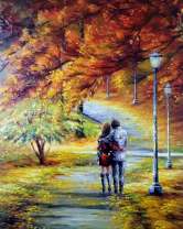 Пара гуляет по дорожке осеннего парка