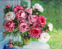 Букет пионов на фоне летнего луга