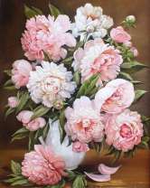 Белый кувшин с букетом розовых пионов