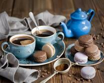 Синий кофейник, кофе и печенье