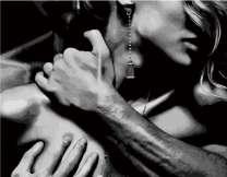 Нежные объятия со спины