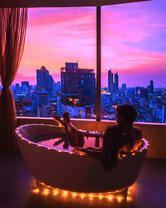 Пара в ванной вечернего города