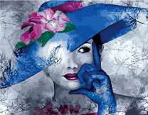 Девушка в синей шапке с цветами