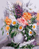 Букет полевых цветов в белой вазе