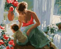 Молодая мать с ребенком в солнечной комнате