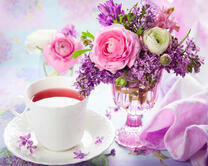 Чай и стаканчик с розами и сиренью
