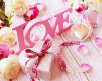 Розы и подарок сердечком