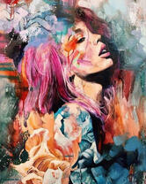 Девушка с розовыми прядями в волосах