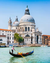 Гондольер на фоне Венецианского собора