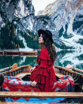 Девушка в лодке на горном озере