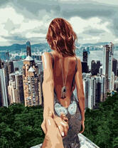 Девушка на небоскребе