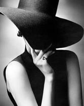 Стильная дама в черной шляпе