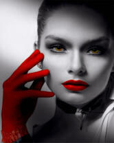 Стильная дама в красных перчатках