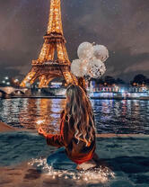 Девушка с шариками на фоне Эйфелевой башни