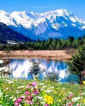 Прекрасный вид на горы с берега озера