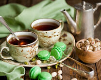 Чай с макарунами и фисташками