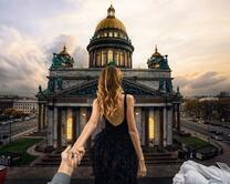 Девушка на фоне Исаакиевского собора