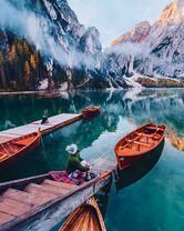 Лодка у причала среди скал