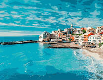 Красивый городок на берегу лазурного залива