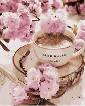 Чашечка кофе среди весеннего цвета