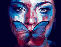 Портрет девушки с бабочкой в сине-красных цветах