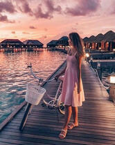 Девушка с велосипедом на Мальдивах