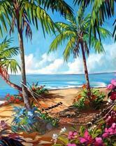 Гамак посреди пальм на берегу океана