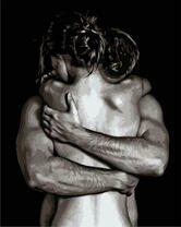 Объятия обнаженных мужчины и женщины