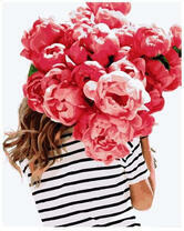 Девушка с огромным букетом пионов