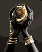 Золотые браслеты в темных руках