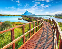 Мостик через голубое озеро