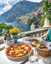 Чудесный завтраку с видом на горы