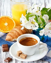 Кофе с круассаном и апельсиновым соком