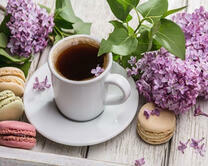 Крепкий кофе, сирень и печенье