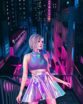 Девчонка в стильном наряде среди ночного города