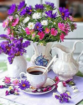 Крепкий кофе и букетик летних цветов