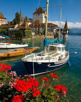 Яхта у замка Оберхофен в Швейцарии