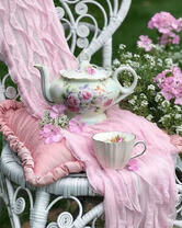 Чайный сервиз на садовом стуле