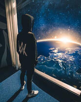 Парень смотрит на Землю с космоса