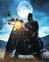 Крутой байкер на фоне полнолуния