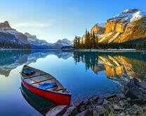 Лодка на неимоверно красивом озере среди гор