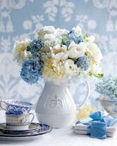 Чайный сервис и светлый букет с гортензиями