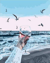 Бокал шампанского у осеннего моря