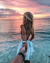 Девушка на фоне морского заката