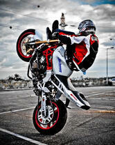 Трюки на мотоцикле