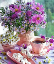 Нежный букет цветов, зефирки и чай